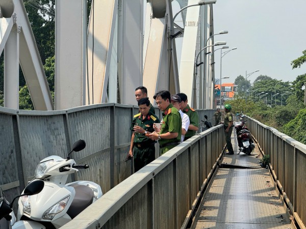 Sà lan va chạm cầu Ghềnh, lực lượng chức năng xuyên trưa kiểm tra thiệt hại