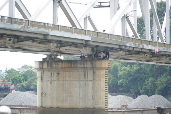 Sà lan va chạm cầu Ghềnh, lực lượng chức năng xuyên trưa kiểm tra thiệt hại