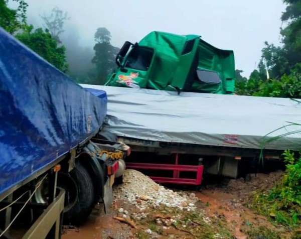 Sạt lở QL8 ở Lào: Một tài xế container người Việt tử vong