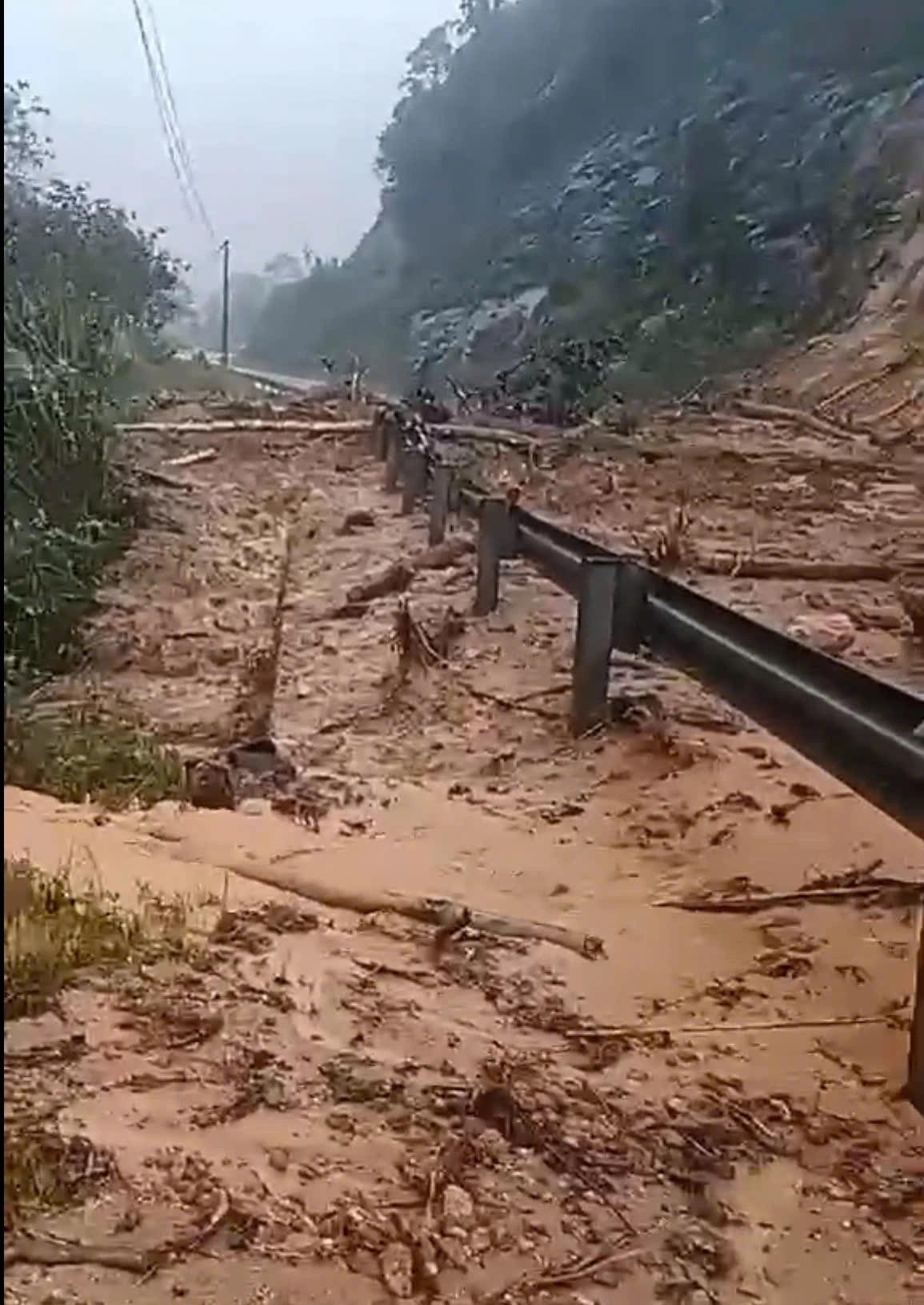 Sạt lở đèo Khánh Lê, giao thông Nha Trang - Đà Lạt bị chia cắt Sạt lở đèo Khánh Lê, giao thông Nha Trang - Đà Lạt bị chia cắt