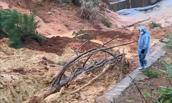 Sạt lở hàng ngàn mét khối đất đá, chia cắt Quốc lộ 24 đoạn qua Măng Đen