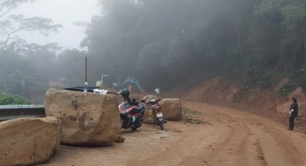 Sạt lở nghiêm trọng trên đèo Gia Bắc: Đường bị xé toạc Sạt lở nghiêm trọng trên đèo Gia Bắc: Đường bị xé toạc