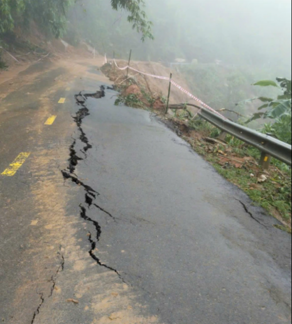 Sạt lở nghiêm trọng trên đèo Gia Bắc: Đường bị xé toạc Sạt lở nghiêm trọng trên đèo Gia Bắc: Đường bị xé toạc
