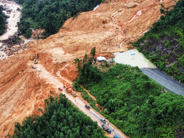 Sạt lở trên tuyến đường Đà Lạt đi Nha Trang, 4 người đi xe khách tử vong