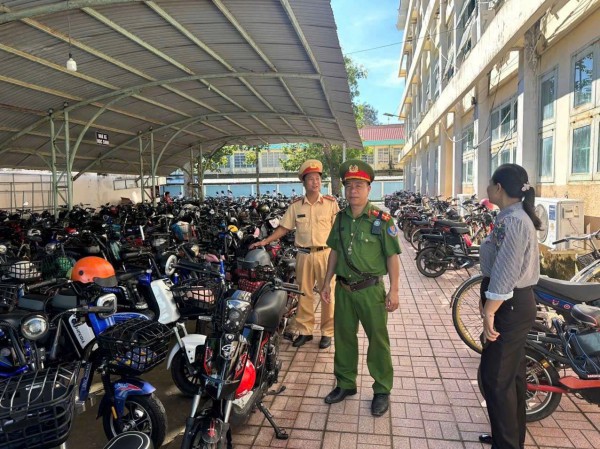 Siết chặt quản lý, xử lý “lò độ” xe quanh trường học