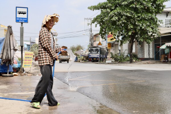 TPHCM: Bụi bay mù mịt ở khu vực vùng ven