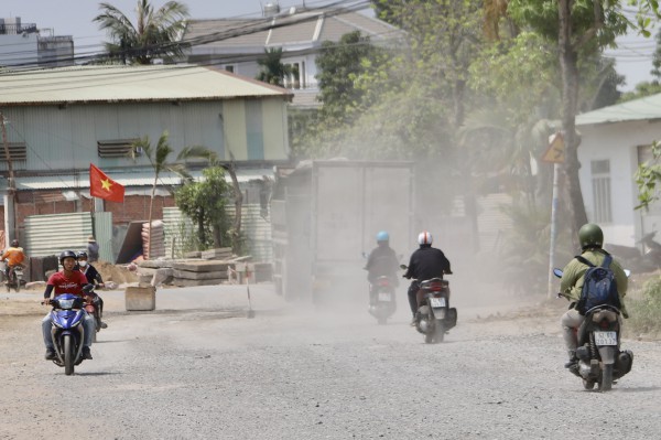 TPHCM: Bụi bay mù mịt ở khu vực vùng ven