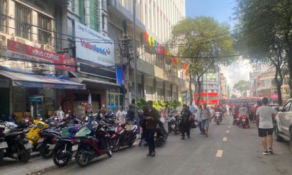 TPHCM: Cần sớm xử lý nghiêm các bãi giữ xe tự phát ‘chặt chém’ 50.000 đồng/xe máy