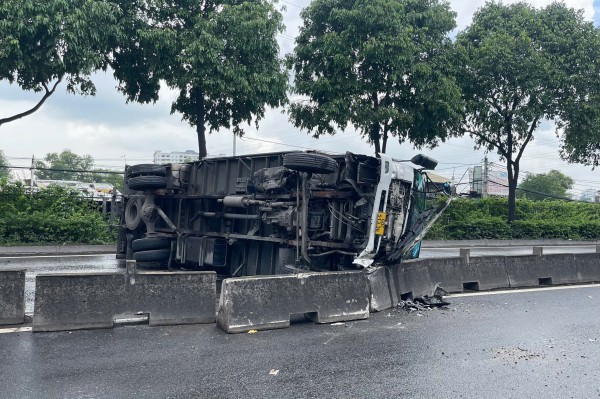 TP.HCM: Hai xe tông dải phân cách, đường Đỗ Mười ùn ứ kéo dài TP.HCM: Hai xe tông dải phân cách, đường Đỗ Mười ùn ứ kéo dài