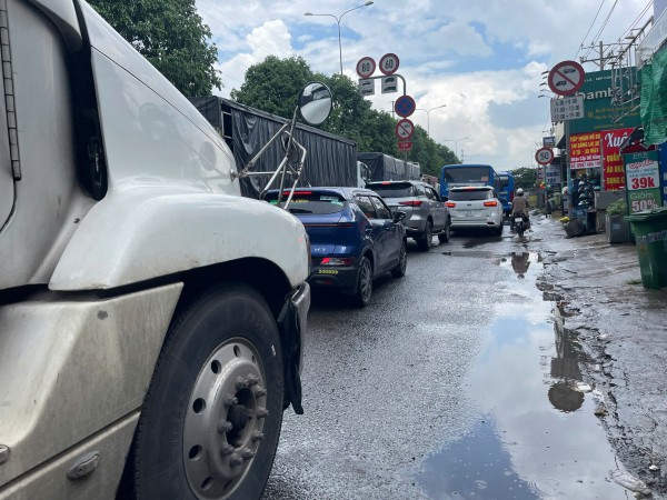 TP.HCM: Hai xe tông dải phân cách, đường Đỗ Mười ùn ứ kéo dài TP.HCM: Hai xe tông dải phân cách, đường Đỗ Mười ùn ứ kéo dài