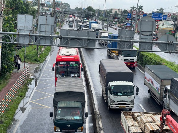 TP.HCM: Hai xe tông dải phân cách, đường Đỗ Mười ùn ứ kéo dài TP.HCM: Hai xe tông dải phân cách, đường Đỗ Mười ùn ứ kéo dài