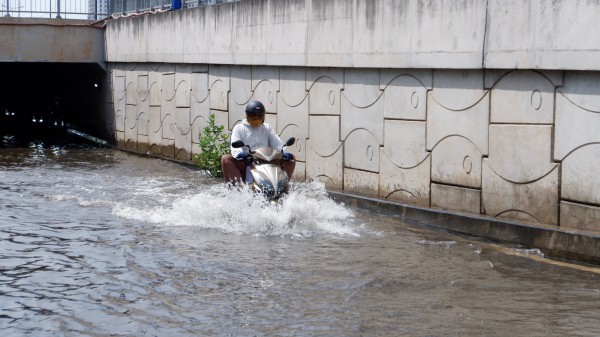 TPHCM: Hầm chui trước bến xe Miền Đông mưa cũng ngập, không mưa cũng ngập