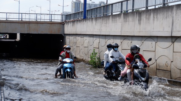 TPHCM: Hầm chui trước bến xe Miền Đông mưa cũng ngập, không mưa cũng ngập