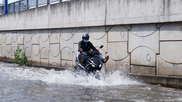 TPHCM: Hầm chui trước bến xe Miền Đông mưa cũng ngập, không mưa cũng ngập