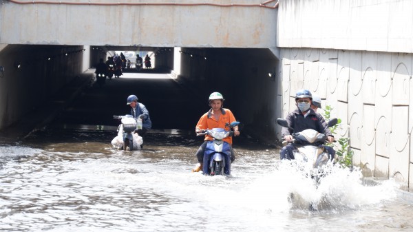 TPHCM: Hầm chui trước bến xe Miền Đông mưa cũng ngập, không mưa cũng ngập