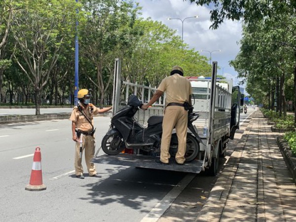 TPHCM: Hàng loạt trường hợp chạy quá tốc độ trên đường Mai Chí Thọ bị xử lý