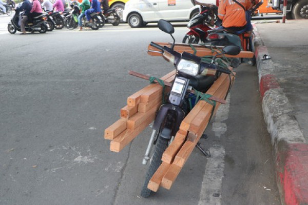 TPHCM: Hàng loạt xe hai, ba bánh tự chế chở hàng cồng kềnh bị CSGT xử phạt