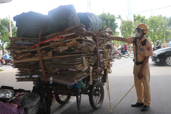 TPHCM: Hàng loạt xe hai, ba bánh tự chế chở hàng cồng kềnh bị CSGT xử phạt