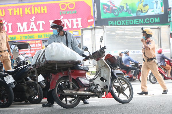 TPHCM: Hàng loạt xe hai, ba bánh tự chế chở hàng cồng kềnh bị CSGT xử phạt