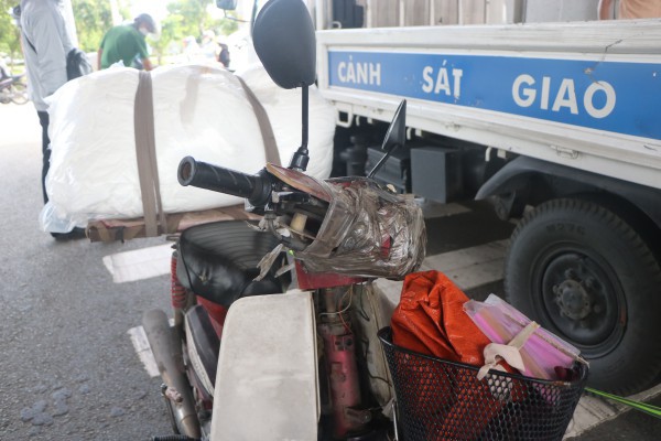 TPHCM: Hàng loạt xe hai, ba bánh tự chế chở hàng cồng kềnh bị CSGT xử phạt