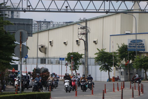 TPHCM: Hàng loạt xe hai, ba bánh tự chế chở hàng cồng kềnh bị CSGT xử phạt