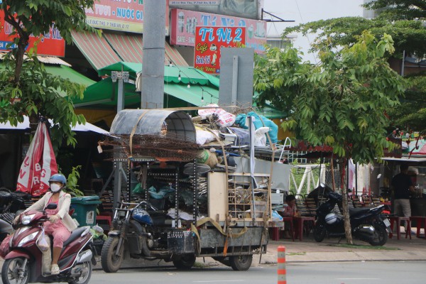 TPHCM: Hàng loạt xe hai, ba bánh tự chế chở hàng cồng kềnh bị CSGT xử phạt