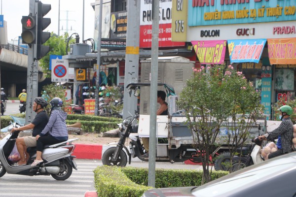 TPHCM: Hàng loạt xe hai, ba bánh tự chế chở hàng cồng kềnh bị CSGT xử phạt