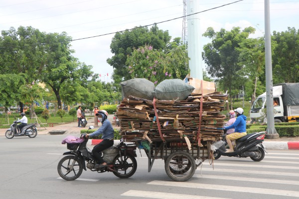 TPHCM: Hàng loạt xe hai, ba bánh tự chế chở hàng cồng kềnh bị CSGT xử phạt