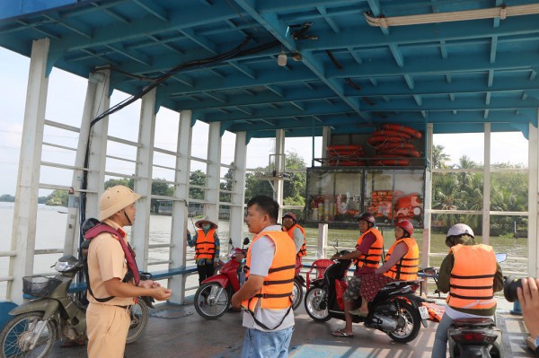 TPHCM: Kiểm tra an toàn giao thông đường thủy đối với tàu, phà trên sông Sài Gòn