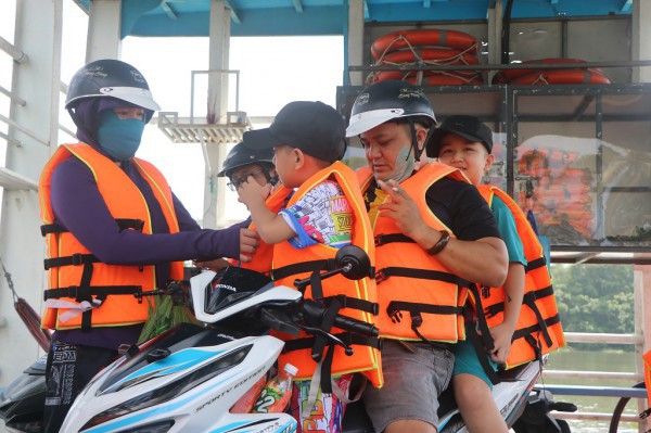 TPHCM: Kiểm tra an toàn giao thông đường thủy đối với tàu, phà trên sông Sài Gòn