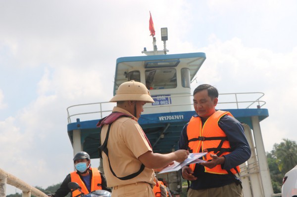 TPHCM: Kiểm tra an toàn giao thông đường thủy đối với tàu, phà trên sông Sài Gòn