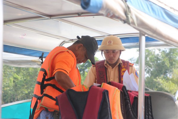 TPHCM: Kiểm tra an toàn giao thông đường thủy đối với tàu, phà trên sông Sài Gòn