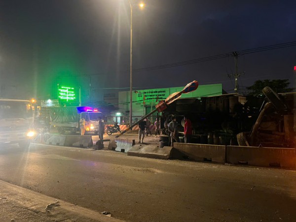 TP.HCM: Lật xe ben chở đá, đường Lê Đức Anh ùn xe nghiêm trọng TP.HCM: Lật xe ben chở đá, đường Lê Đức Anh ùn xe nghiêm trọng