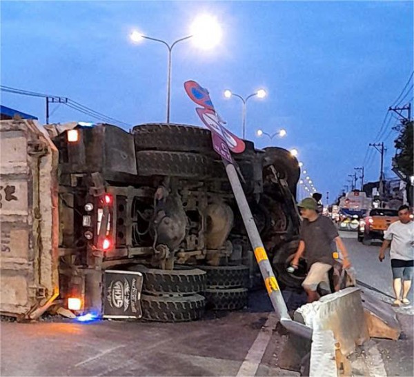 TP.HCM: Lật xe ben chở đá, đường Lê Đức Anh ùn xe nghiêm trọng TP.HCM: Lật xe ben chở đá, đường Lê Đức Anh ùn xe nghiêm trọng
