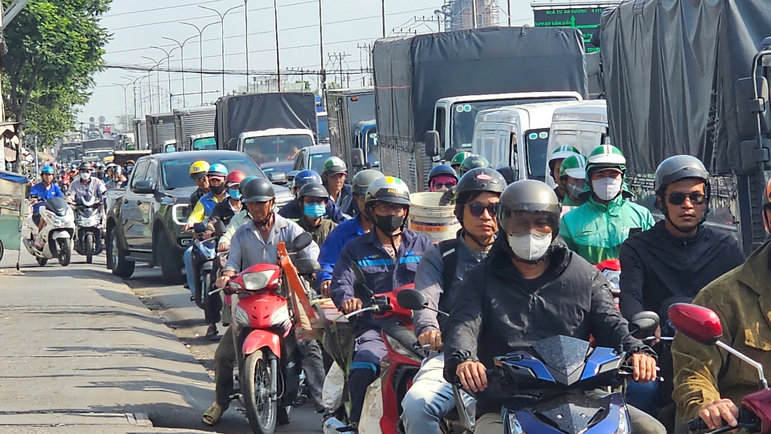 TP.HCM: Lật xe ben chở đá, đường Lê Đức Anh ùn xe nghiêm trọng TP.HCM: Lật xe ben chở đá, đường Lê Đức Anh ùn xe nghiêm trọng