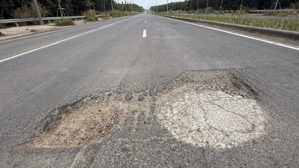 TP.HCM: Loạt ổ gà, ổ voi trên đường ngàn tỉ vẫn chưa được sửa chữa