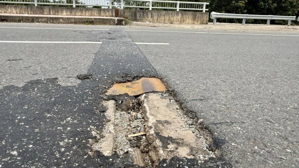 TP.HCM: Loạt ổ gà, ổ voi trên đường ngàn tỉ vẫn chưa được sửa chữa