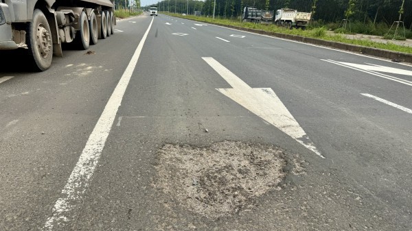 TP.HCM: Loạt ổ gà, ổ voi trên đường ngàn tỉ vẫn chưa được sửa chữa