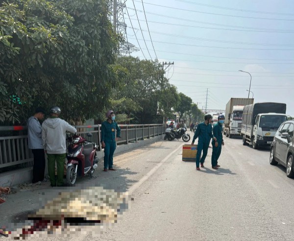 TP.HCM: Nam thanh niên tử vong giữa cầu, công an tìm ô tô liên quan