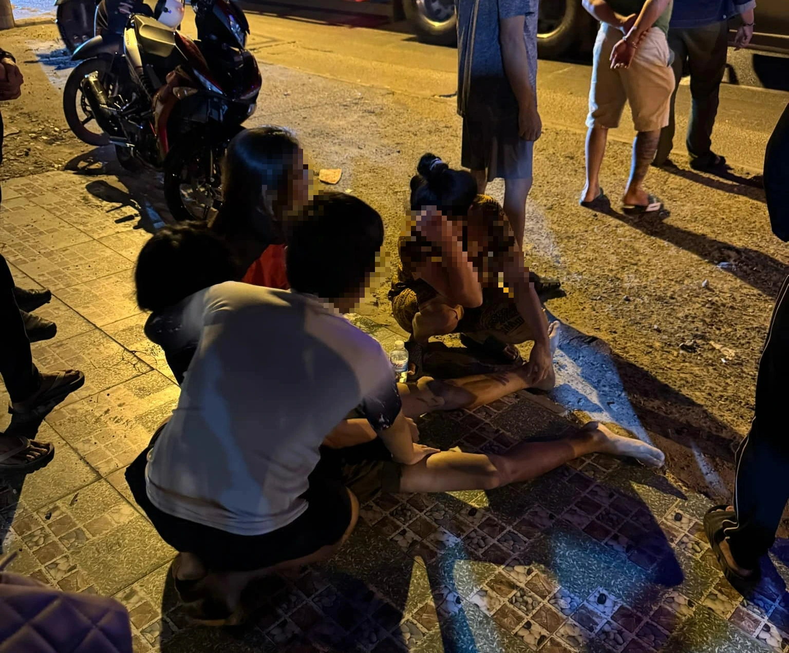 TP.HCM: Người vợ trẻ gặp tai nạn tử vong, chồng ngất tại hiện trường TP.HCM: Người vợ trẻ gặp tai nạn tử vong, chồng ngất tại hiện trường
