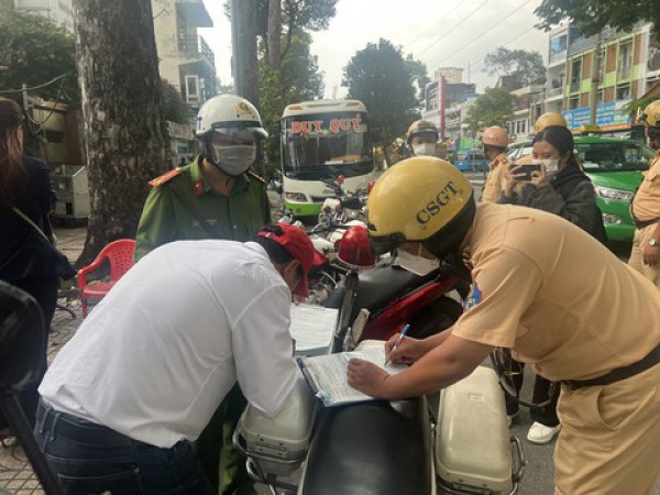 TPHCM: Nhiều tài xế cố tình vi phạm, chạy lòng vòng đón, trả khách