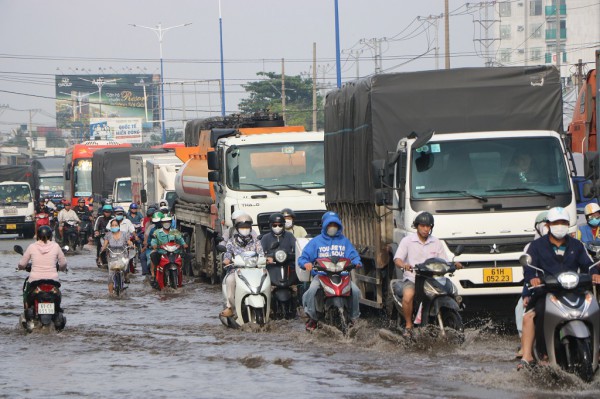 TPHCM: Nhiều tuyến đường ngập sâu lúc sáng sớm, người dân chật vật  TPHCM: Nhiều tuyến đường ngập sâu lúc sáng sớm, người dân chật vật