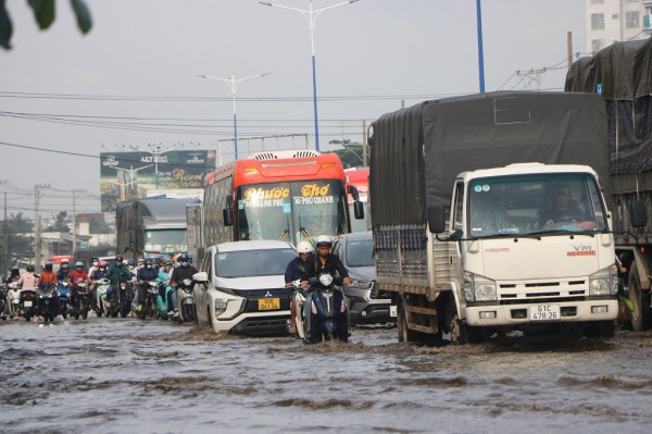 TPHCM: Nhiều tuyến đường ngập sâu lúc sáng sớm, người dân chật vật  TPHCM: Nhiều tuyến đường ngập sâu lúc sáng sớm, người dân chật vật