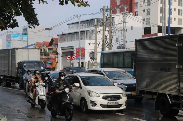 TPHCM: Nhiều tuyến đường ngập sâu lúc sáng sớm, người dân chật vật  TPHCM: Nhiều tuyến đường ngập sâu lúc sáng sớm, người dân chật vật