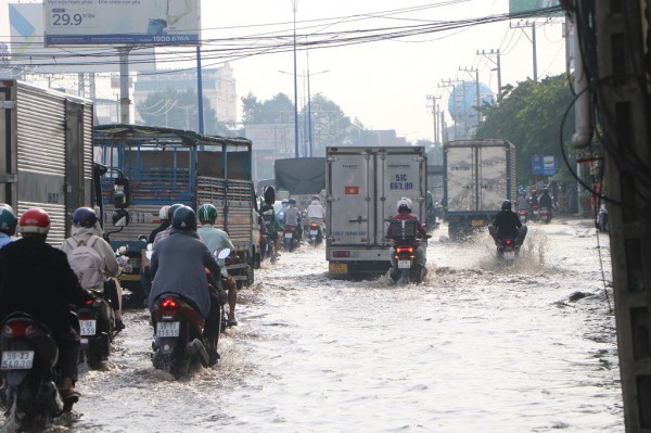 TPHCM: Nhiều tuyến đường ngập sâu lúc sáng sớm, người dân chật vật  TPHCM: Nhiều tuyến đường ngập sâu lúc sáng sớm, người dân chật vật