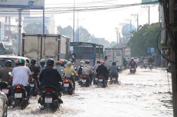 TPHCM: Nhiều tuyến đường ngập sâu lúc sáng sớm, người dân chật vật  TPHCM: Nhiều tuyến đường ngập sâu lúc sáng sớm, người dân chật vật