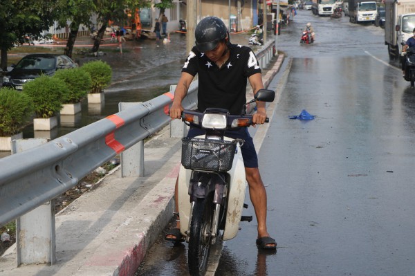 TPHCM: Nhiều tuyến đường ngập sâu lúc sáng sớm, người dân chật vật  TPHCM: Nhiều tuyến đường ngập sâu lúc sáng sớm, người dân chật vật