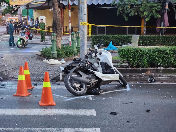 TP.HCM: Tai nạn lúc rạng sáng, đôi nam nữ thương vong TP.HCM: Tai nạn lúc rạng sáng, đôi nam nữ thương vong