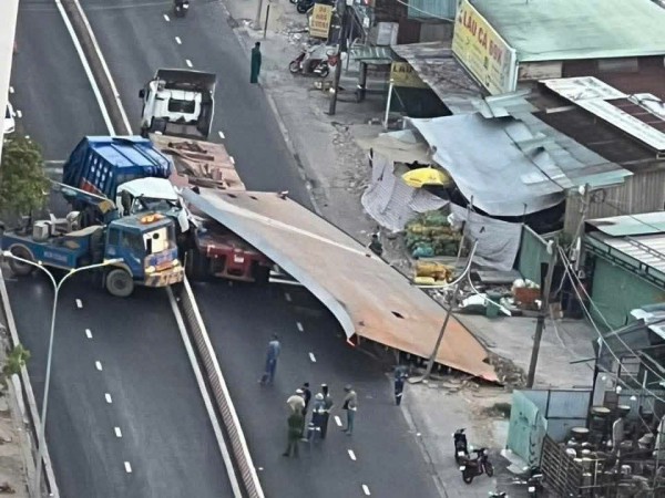 TP.HCM: Tấm thép từ xe đầu kéo đè cabin xe rác, tài xế tử vong