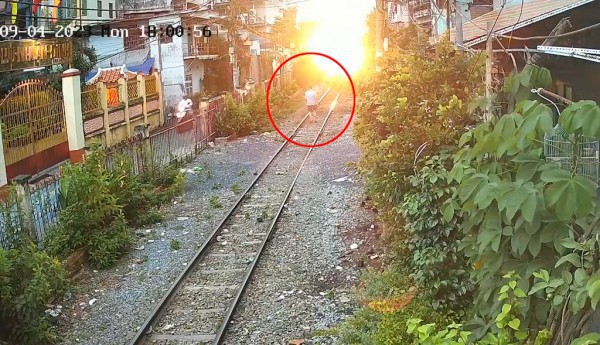 TPHCM: Tàu hoả dừng chắn ngang đường sau khi tông chết người, giao thông tê liệt